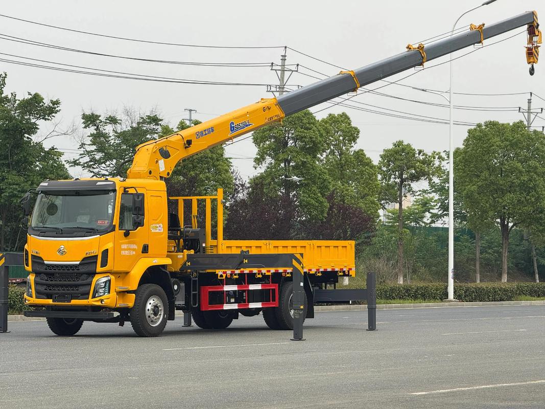 隨車(chē)吊廠家首發(fā) 柳汽乘龍玉柴270馬力搭配徐工14噸上裝，開(kāi)創(chuàng)行業(yè)新標(biāo)桿