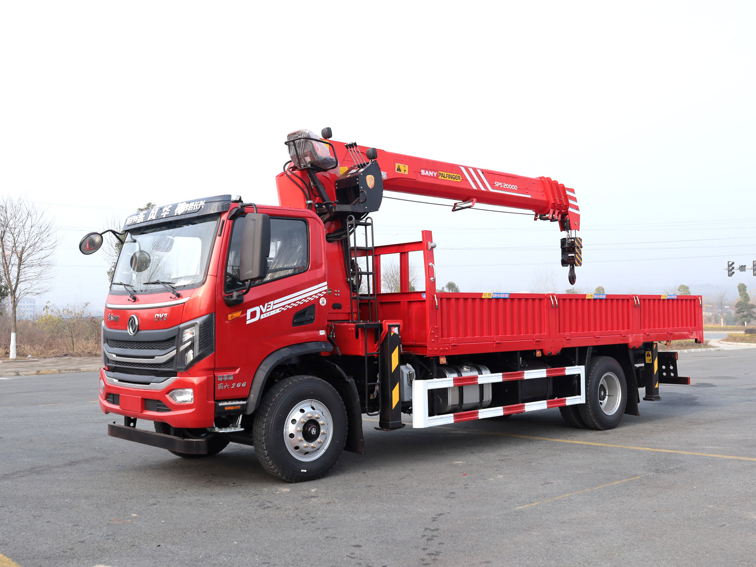 東風華神DV3單排隨車吊 高效靈活的工程運輸解決方案
